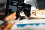 Колаж, сравняващ разходите за покупка на имот в Италия или Испания.